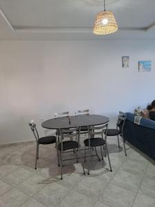 prestige في Kerkouene: طاولة وكراسي في غرفة مع أريكة