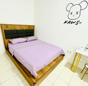une chambre avec un lit avec une souris sur le mur dans l'établissement EE Summer Guest House 3.0, à Seremban