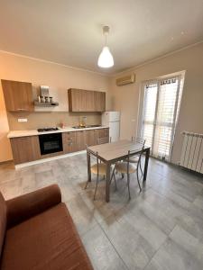 eine Küche und ein Esszimmer mit Tisch und Stühlen in der Unterkunft La Piazzetta in Olivarella