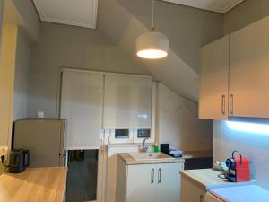 Kuchyň nebo kuchyňský kout v ubytování White elephant ground floor apartment