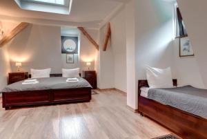 sypialnia z 2 łóżkami i oknem w obiekcie Hotel Charlotta w Jedlinie-Zdroju
