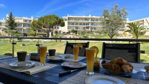 uma mesa com comida e vista para um edifício em Charmant appartement a 1km de la plage, avec piscine a Albufeira em Albufeira
