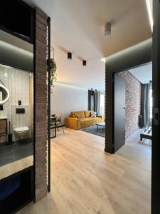sala de estar con pared de ladrillo y chimenea en Hi Apartments Kozia, en Kielce