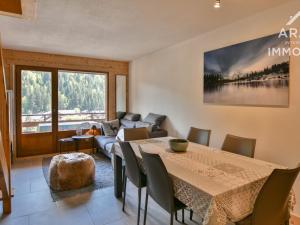 een woonkamer met een tafel en een bank bij Appartement Le Grand-Bornand, 4 pièces, 6 personnes - FR-1-391-134 in Le Grand-Bornand