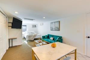 sala de estar con sofá y mesa en Long Island Studio Vacation Rental 4 Mi to Beach 