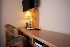 TV a/nebo společenská místnost v ubytování Hotel Zum Prinzen Sinsheim + 37 fotografií