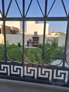 prestige في Kerkouene: اطلالة على حديقة من النافذة