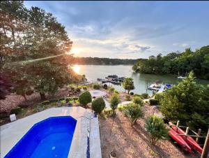 - une vue aérienne sur une maison avec une piscine et une rivière dans l'établissement Modern Luxury Lakefront Oasis with Private Pool & Sunsets, à Charlotte