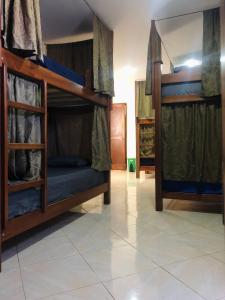 Llit o llits en una habitació de Lake View Hostel