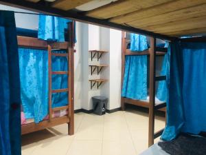 Llit o llits en una habitació de Lake View Hostel