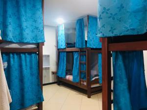 Llit o llits en una habitació de Lake View Hostel