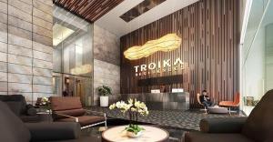 eine Lobby mit einer Person, die in einem Wartezimmer sitzt in der Unterkunft Troika Avenue Kota Bharu by The Stay Homestay 2 in Kota Bharu