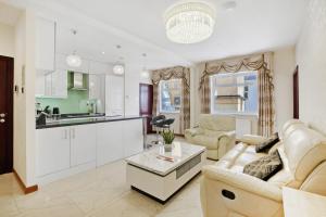 een woonkamer met een bank en een tafel bij Luxury Mayflower Apartment, Central City Centre, Newly Refurbished in Plymouth