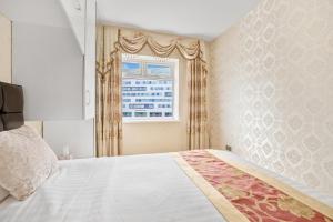 Un dormitorio con una cama grande y una ventana en Luxury Mayflower Apartment, Central City Centre, Newly Refurbished, en Plymouth