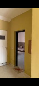 een lege kamer met een deur in het midden van een kamer bij السعيدية in Saidia 