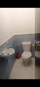 een badkamer met een toilet en een wastafel bij السعيدية in Saidia 