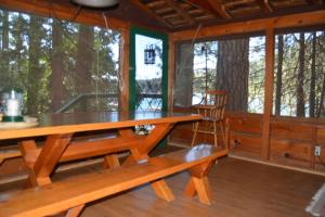 ein Esszimmer mit einem Holztisch und Stühlen in der Unterkunft Charming 1927 Lake Front Home - Hargrave in Bass Lake