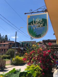 un cartel para un hotel con vistas al lago en una calle en Lake View Hostel en Guatapé