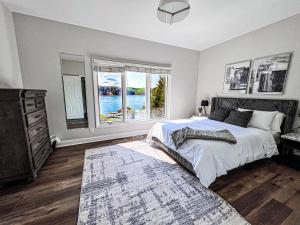 - une chambre avec un grand lit et une grande fenêtre dans l'établissement Modern Luxury Lakefront Oasis with Private Pool & Sunsets, à Charlotte