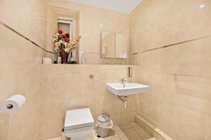 een badkamer met een wastafel en een toilet bij The Smeaton Apartment, Central City Centre in Plymouth