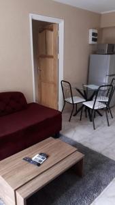 sala de estar con sofá y mesa en Riando appartement Royal Rainville, en Paramaribo