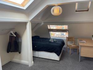 Habitación pequeña con cama y escritorio. en Cosy Room in city centre en Newcastle