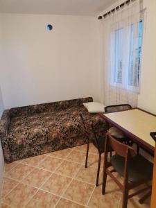 A seating area at Apartmani Marijanović - Čanj