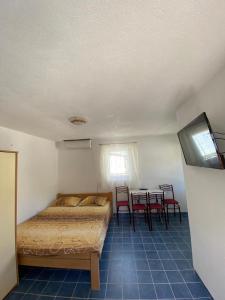 A bed or beds in a room at Apartmani Marijanović - Čanj Még 5 kép
