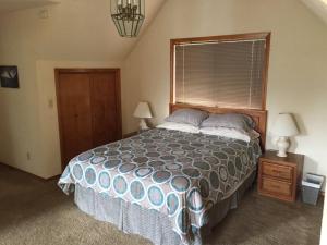 een slaapkamer met een groot bed en een raam bij Greene in Bass Lake