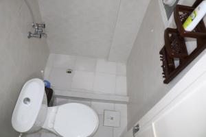 W pokoju znajduje się niewielka łazienka z białą toaletą. w obiekcie Paradise Tree w mieście Wadi Musa