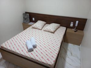 1 dormitorio con 1 cama con 2 almohadas y 2 mesas en Hotel Avenida Brás, en São Paulo