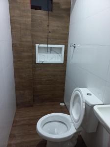 bagno con servizi igienici bianchi e lavandino di Hotel Avenida Brás a San Paolo