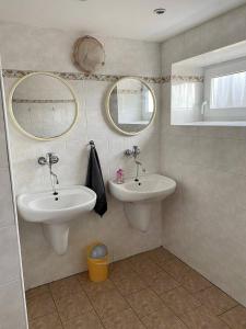 - Baño con 2 lavabos y 2 espejos en Chata VISTA Strážné en Strážné