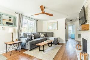 Open and Comfy home near Downtown-Folly Beach 휴식 공간