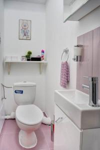 uma casa de banho branca com um WC e um lavatório em 10 Seconds Away from the Main street, Free Secured Parking em Sófia