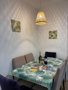 a dining room table with a green and white table cloth at Apartamento en la costa del Maresme in Pineda de Mar