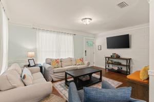 TV a/nebo společenská místnost v ubytování Waterlily - 1047 Marigold Court