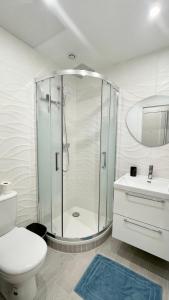 ノワジー・ル・セックにあるLe P'tit Paris - Studio 2 personnes proche Parisのシャワー、トイレ、洗面台を備えたバスルーム