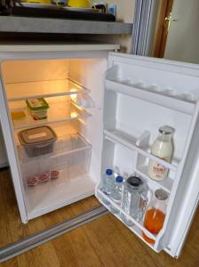 un frigorifero aperto pieno di cibo e bevande di Carrick Cove Deluxe Room with private decking ad Annalong