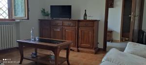 uma sala de estar com uma televisão em cima de um armário de madeira em Area relax em Gassino Torinese