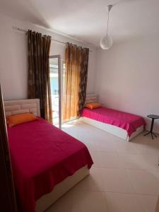 1 Schlafzimmer mit 2 Betten und einem Fenster in der Unterkunft Anushe's apartament in Pogradec