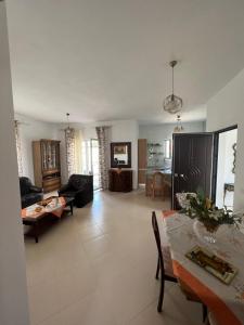ein Wohnzimmer mit einem Sofa und einem Tisch in der Unterkunft Anushe's apartament in Pogradec
