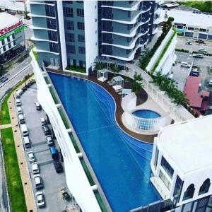 vista sulla piscina di una città di Troika Residency Kota Bharu by The Stay Homestay a Kota Bharu