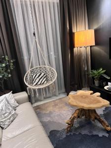 un soggiorno con divano bianco e tavolo di Troika Residency Kota Bharu by The Stay Homestay a Kota Bharu