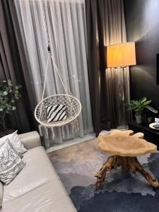 コタバルにあるTroika Residency Kota Bharu by The Stay Homestay 1の白いソファとテーブルのあるリビングルーム +2枚の写真
