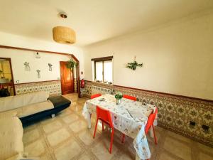 Casa Elbi في فيغيرو دو فينوس: غرفة معيشة مع طاولة وأريكة