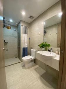 uma casa de banho com um WC, um lavatório e um chuveiro em Blue Ocean Homestay em Hanói