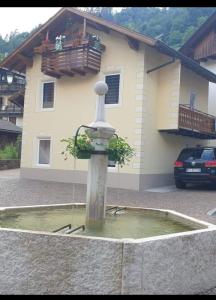 fontanna wodna przed domem w obiekcie Casa Jasmina w mieście Mezzano