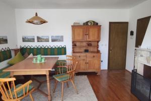 una sala da pranzo con tavolo e sedie in legno di Casa Pino al Lago 022229-AT-012471 a Mezzolago