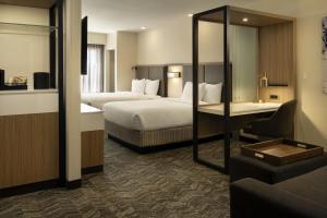 Postel nebo postele na pokoji v ubytování SpringHill Suites Fort Worth University + 34 fotografií
